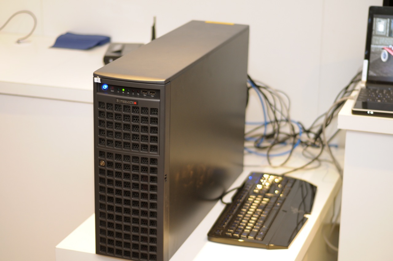 Raytracing-Server mit vier Knights-Ferry-Steckkarten (Foto: as)