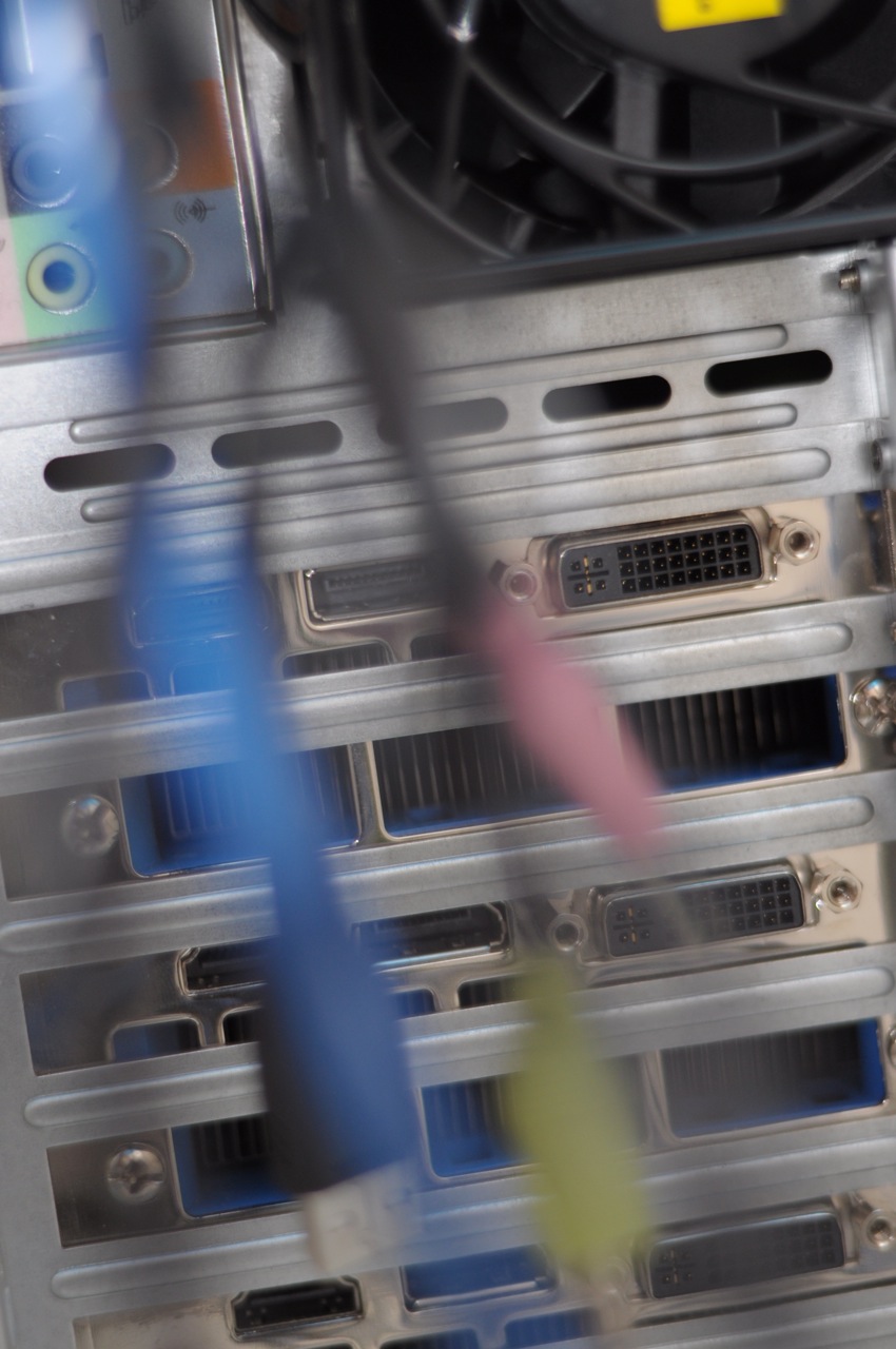 Raytracing-Server - die Rückseite mit Blick auf die vier Knights-Ferry-Steckkarten (Foto: as)