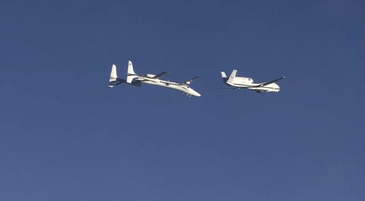 Die Proteus (links) nähert sich der Global Hawk. (Foto: Nasa)