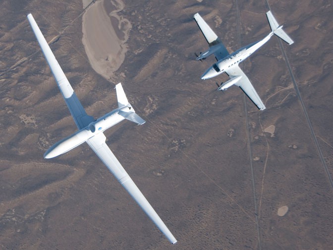 Turbulenztest mit Drohne: Ein Forschungsflugzeug der Nasa fliegt dicht hinter einer Global Hawk her. Auch dieser Flug im Dezember 2010 diente der Vorbereitung für das autonome Auftanken. (Foto: Nasa)