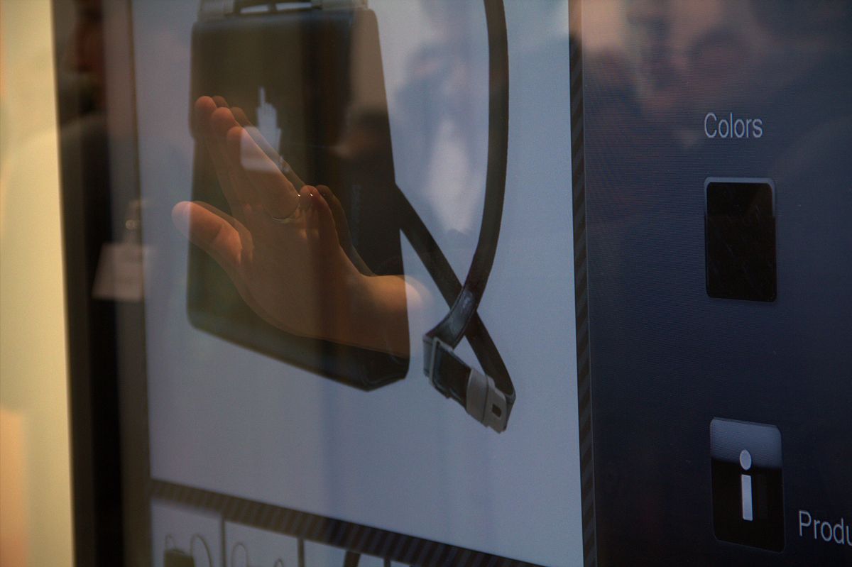 Durch eine Vorwärtsbewegung der Hand wird eine Produktseite angewählt. (Foto: wp)