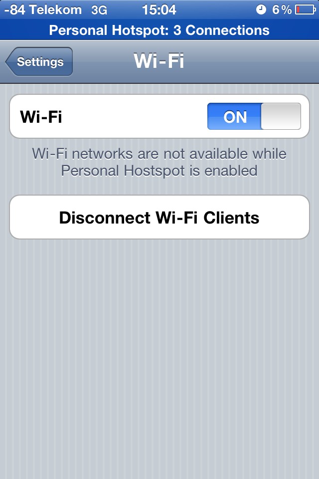 Bis zu drei Geräte können Kontakt aufnehmen. Derweil kann das iPhone nicht mit anderen WLAN-Netzen kommunizieren. Die Datenverbindung läuft per Mobilfunk ab.