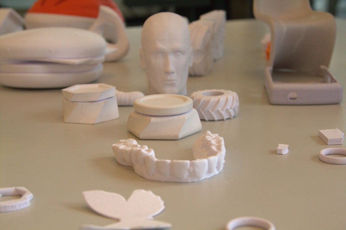Mehrere Gegenstände aus dem 3D-Drucker (Foto: wp)