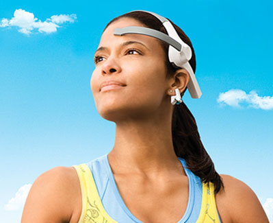 Neuroskys Mindwave -Werbebilder zeigen, wie das EEG-Headset eigentlich nicht angelegt werden sollte.