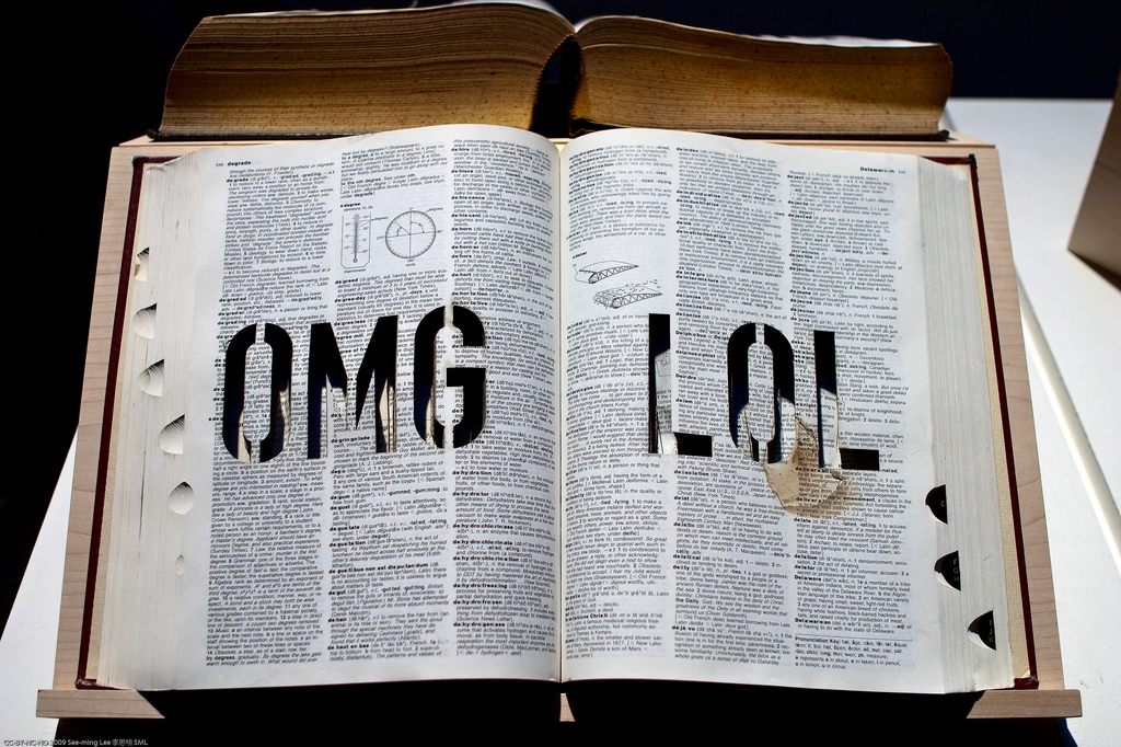 Mit einem Lasercutter hat der Künstler Michael Mandiberg die Begriffe "OMG" und "LOL" ins Oxford Dictionary geschnitten. (Foto: See-ming Lee, CC BY-SA 2.0)