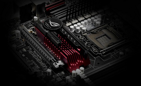 Das ROG-Logo prangt auf dem K&uuml;hlk&ouml;rper, im Betrieb ist es beleuchtet.