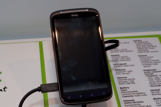 Gut zu sehen an den beleuchteten Stellen: Das Glas ist leicht nach innen gebogen.