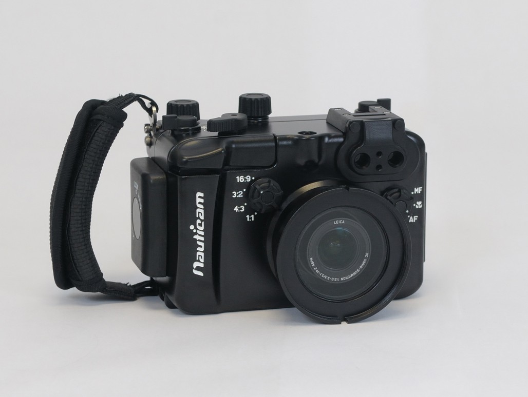 Nauticam NA-LX5 mit Handgriff (Foto: Nauticam)