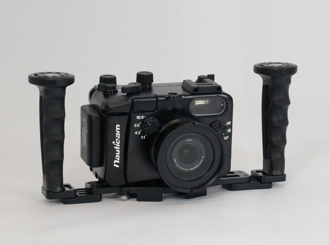 Nauticam NA-LX5 mit Handgriffen (Foto: Nauticam)