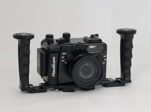 Nauticam NA-LX5 mit Handgriffen (Foto: Nauticam)