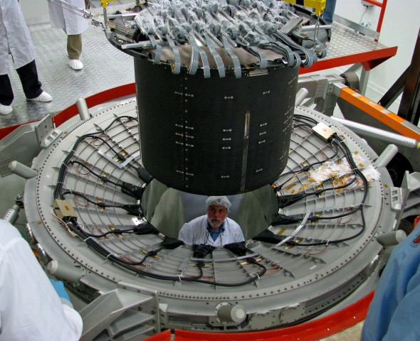 Beim Bau: Der Magnet... (Foto: AMS-02 Collaboration)