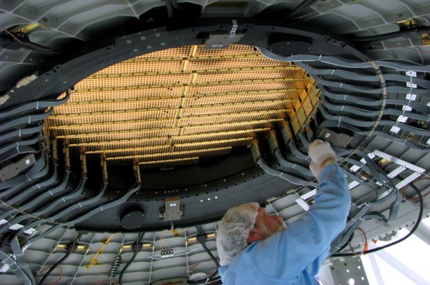 ... lenkt ankommende Teilchen zum Detektor um. (Foto: AMS-02 Collaboration)