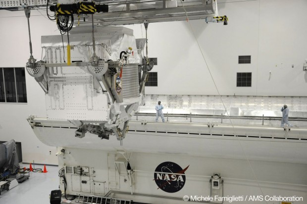 Das AMS-02 beim Verladen... (Foto: AMS-02 Collaboration)