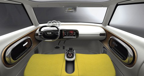 Die Instrumentenanzeige ist ein fast durchsichtiges Oled. (Bild: Kia)