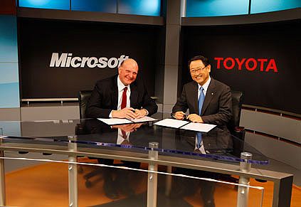 Chefs unter sich: Steve Ballmer und Akio Toyoda (Foto: Microsoft)