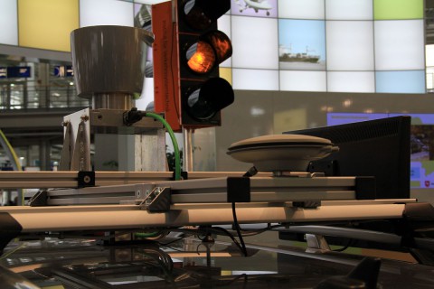 Der Laserscanner auf dem Dach des Autos, im Hintergrund die WLAN-f&auml;hige Ampel (Foto: wp)