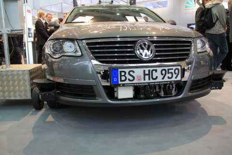 Leonie von vorne: An den Enden der Sto&szlig;stangen und  unter dem Nummernschild sind die Sensoren erkennbar. (Foto: wp)