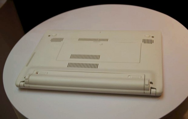 Klappe für Erweiterungen am Eee PC X101 (Bild: Johannes Knapp)