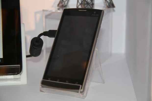 Das Padfone steuert das Tablet an. (Bild: Johannes Knapp)