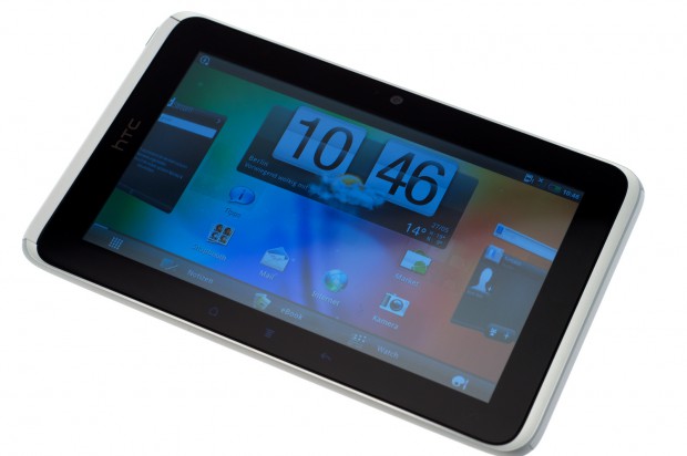 Das Display ist farbkräftig und blickwinkelstabil. Um das zu betonen, wählt HTC einen passenden Hintergrund.