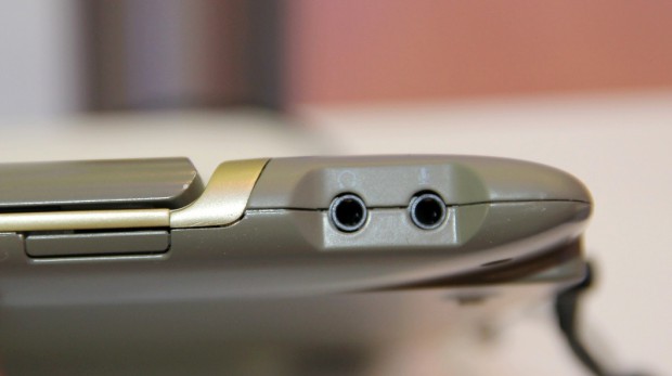 Anschlüsse für Ton rechts hinten (Bild: Johannes Knapp)