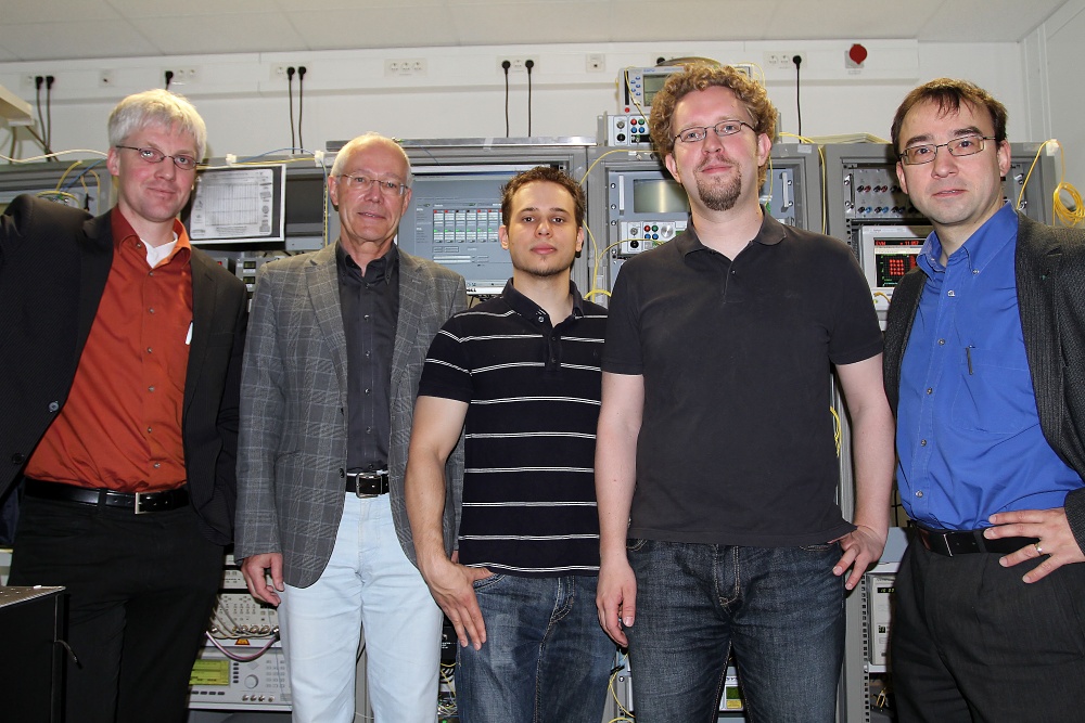 Das Team des KIT rund um Professor Leuthold (Bild: KIT, Gabi Zachmann)