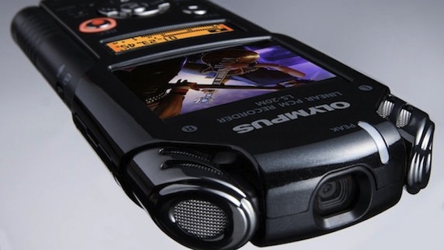 Olympus LS-20M - das Objektiv sitzt vorne im Gehäuse.