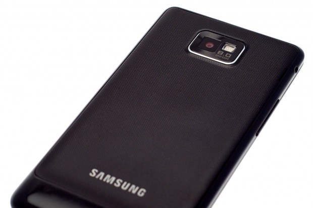 Auf der Rückseite ist das Objektiv für die 8-Megapixel-Kamera samt LED-Blitz verbaut.