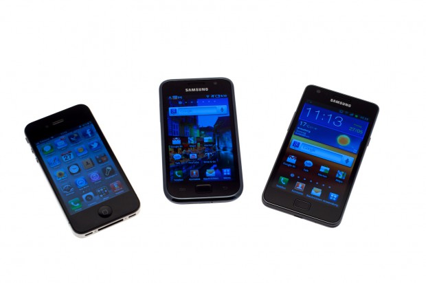 Das Display im Vergleich zum Vorgänger Galaxy S (Mitte) und dem iPhone 4 (links)