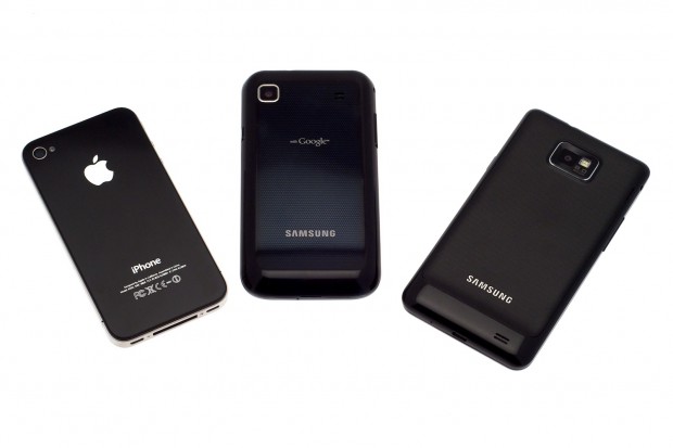 Die Rückseite des Galaxy S2 (rechts), des Galaxy S (Mitte) und des iPhone 4 (links)