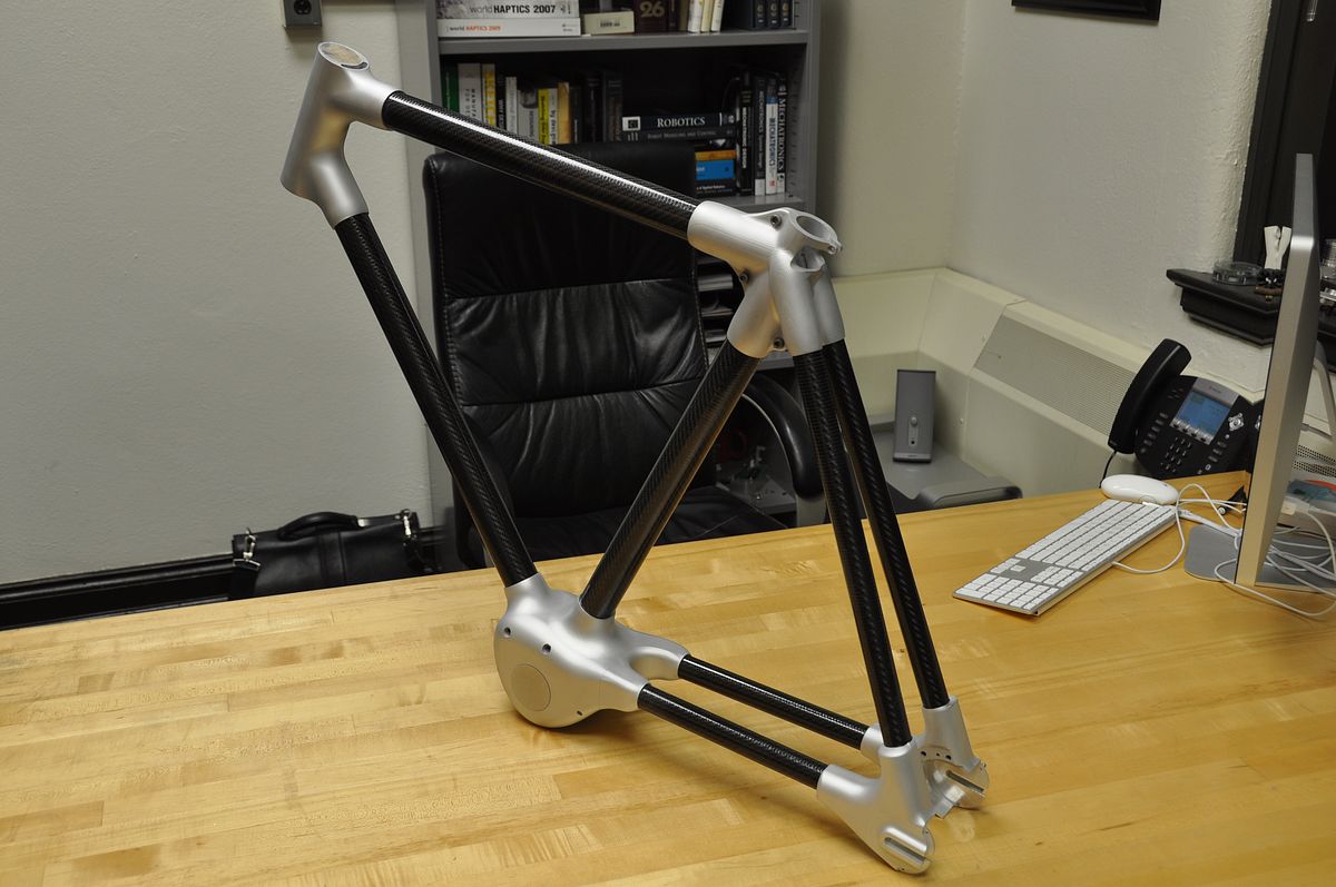 Der Rahmen besteht aus Kohlefaserrohren und Verbindungsstücken aus Aluminium. (Foto: Alpha Bike)