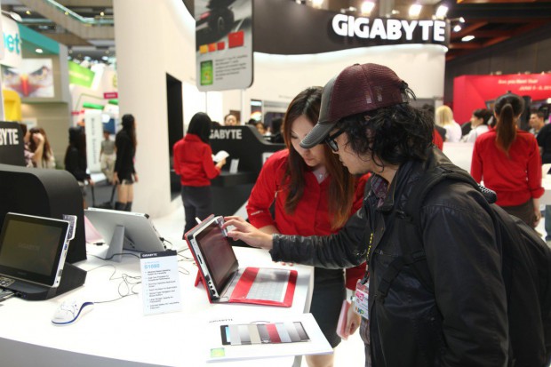 Gigabyte S1080 - die Hülle dient als Standfuß und kann eine kompakte Tastatur beherbergen. (Bild: Gigabyte)