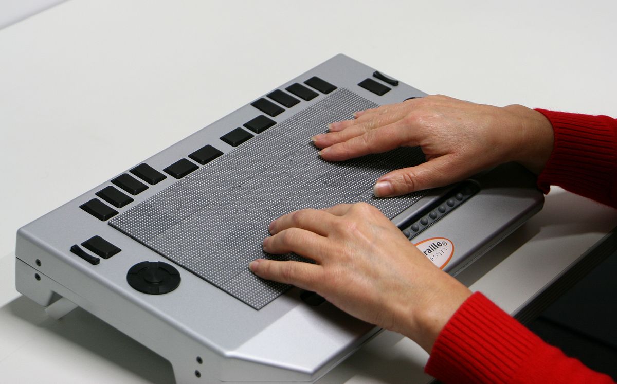 ... die Buchstaben und Grafiken darstellen. (Foto: Hyperbraille)