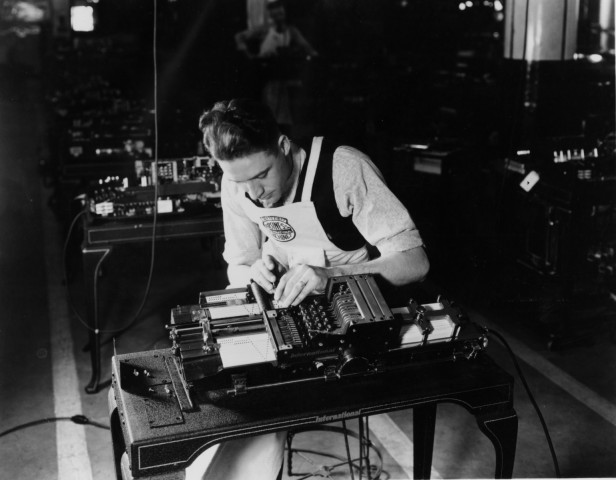 1923: Lochkartentechnik von IBM, genutzt für Volkszählungen