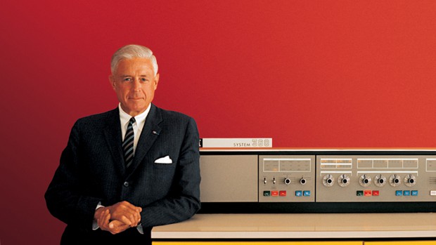 1962: IBM-Chef Thomas Watson Jr. stellt den Großrechner System/360 vor.