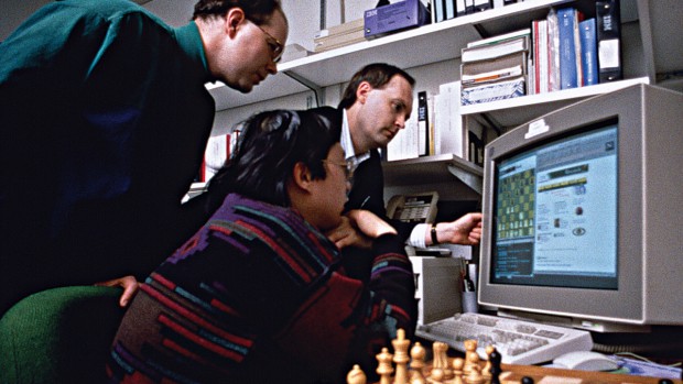 1998 schlägt Deep Blue Schachweltmeister Garry Kasparov