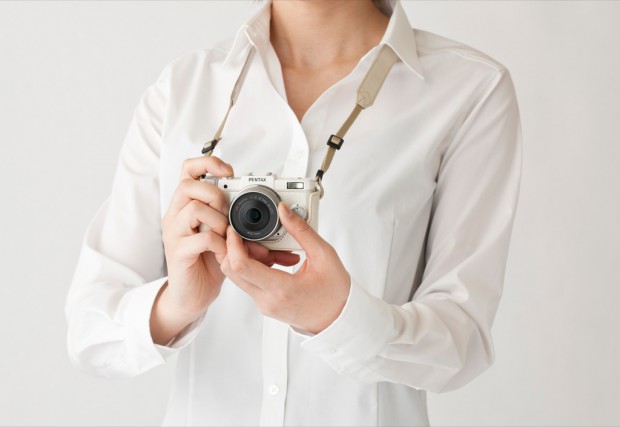 Pentax Q ist kaum größer als eine Zigarettenschachtel. (Bild: Pentax)