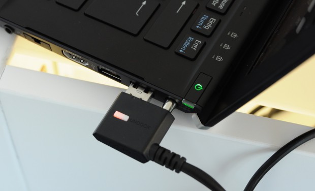 Der Dock-Anschluss des Vaio Z mit Stromversorgung (Bild: Nico Ernst)