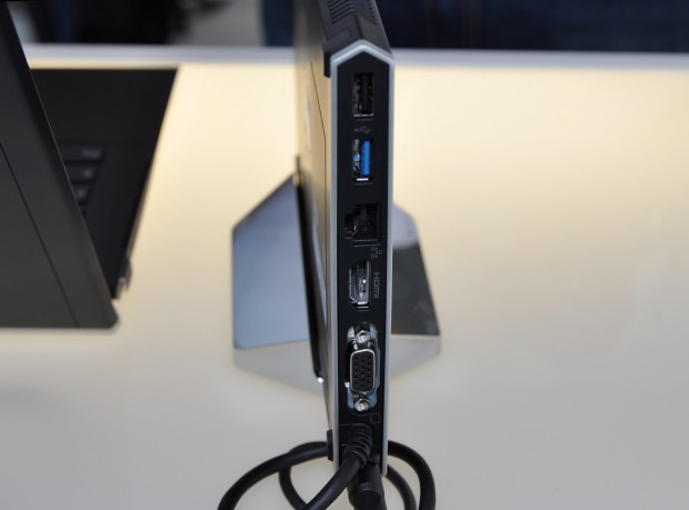 Die Ports des Power Media Dock  mit fest angeschlossenem Light-Peak-Kabel (Bild: Nico Ernst)