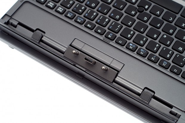 Es handelt sich um einen normalen USB-Stecker und zwei seitliche Führungsstifte.