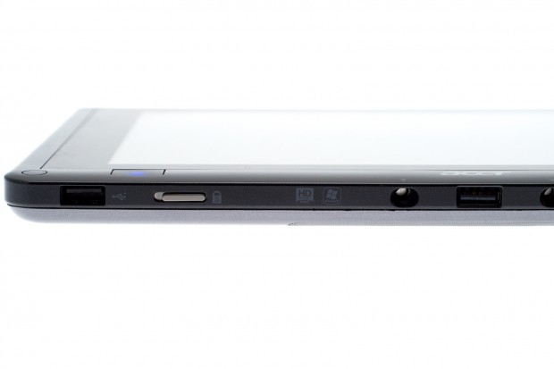 Schwer zu erkennen, aber die beiden USB-Anschlüsse wurden unterschiedlich eingebaut.