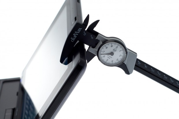 Ein dünnes Tablet ist das W500 nicht. Für lange Laufzeiten braucht Acers Gerät einen dicken Akku.