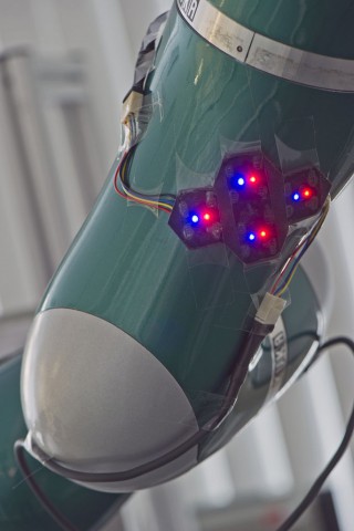 Die Elemente werden auf den Extremitäten eines Roboters, hier einem Arm, angebracht (Foto: Andreas Heddergott / TU München)