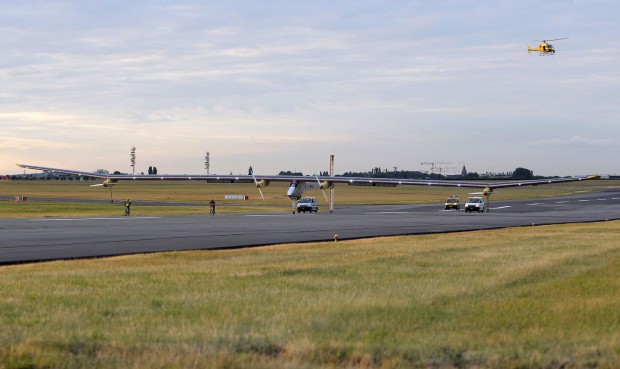 ... dann rollt Solar Impulse auf die Startbahn. (Foto: Michel Euler/ AFP)