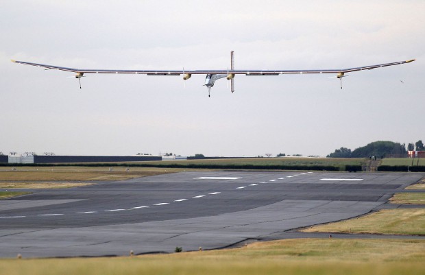 Abgehoben: das Solarflugzeug auf dem Weg nach Paris (Foto: Michel Euler/ AFP)