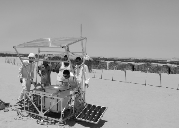 Der Solar Sinter mit dem Wüstencamp im Hintergrund (Bild: Ralf Kayser)<br>