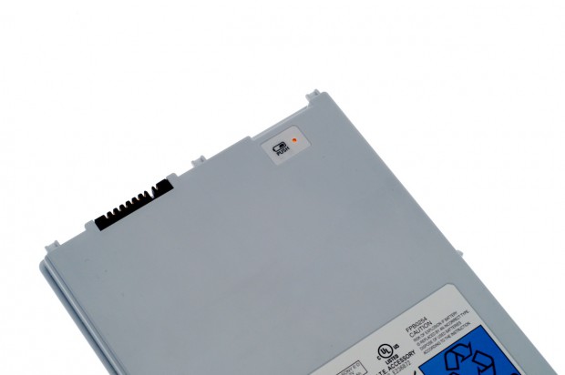 Eine zweifarbige LED zeigt den Zustand des Akkus an.