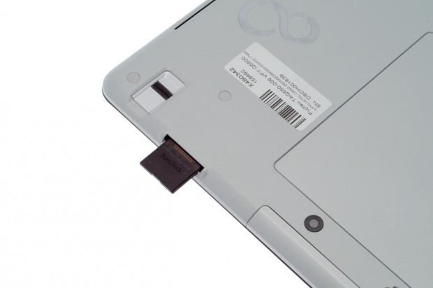 SD-Karten können komplett eingeschoben werden. Der Fingerabruckleser daneben ist für 10-Zoll-Geräte nicht typisch.