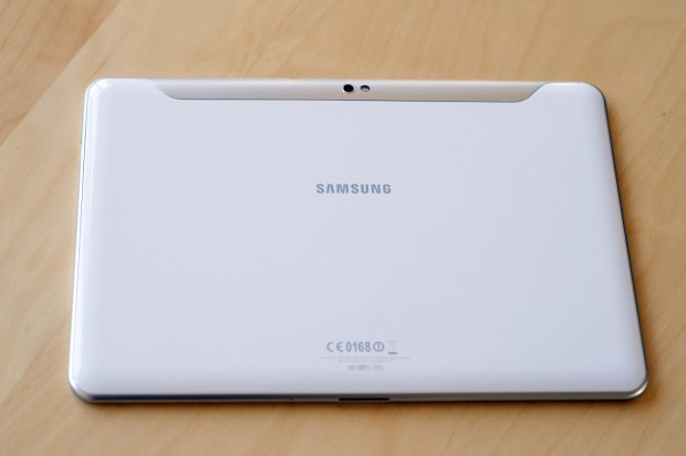 Rückseite unseres Testmusters. Das Galaxy Tab soll auch mit dunkler Rückseite erscheinen.