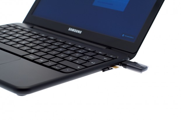 Die SIM-Karte ist seitlich zugänglich...